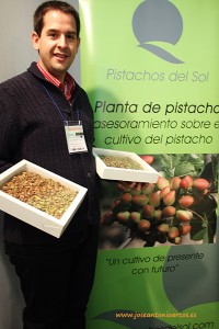 Carlos Rincón, de Pistachos del Sol, con pistachos