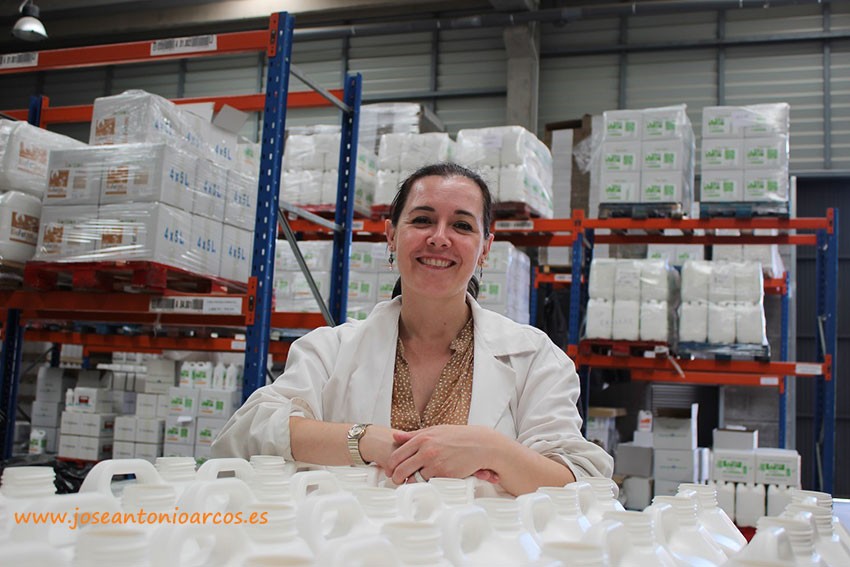 Elisa Rojas en el interior de la fábrica de Biorizon Biotech.