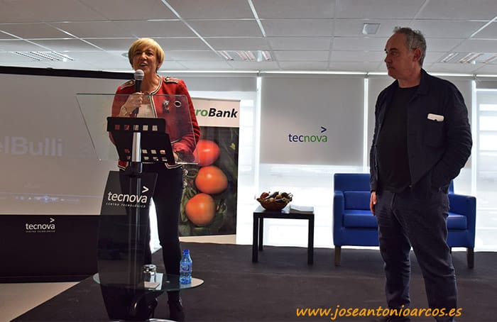 Mari Carmen Galera, gerente de Tecnova, durante la charla del cocinero Ferran Adriá en la sede de Tecnova en el PITA.