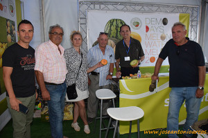 Pedro Pleguezuelo, de Sygenta, con clientes de melón y sandía en Torre Pacheco, Murcia.