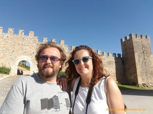 José Antonio Arcos y Ana Rubio en el pueblo medieval de Montblanch, en Tarragona, Cataluña, España.