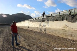 Arreglando invernaderos tras el paso del temporal Ana por Almería.