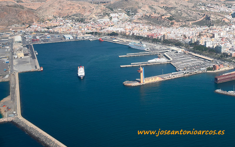 Maersk y Cosentino abren una línea de contenedores para exportar desde Almería