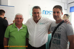 Guillermo Pérez y Manolo Úbeda con Manuel Entrambasaguas, de Nostoc.