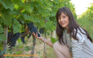Agrónoma entre viñedos en Serbia.