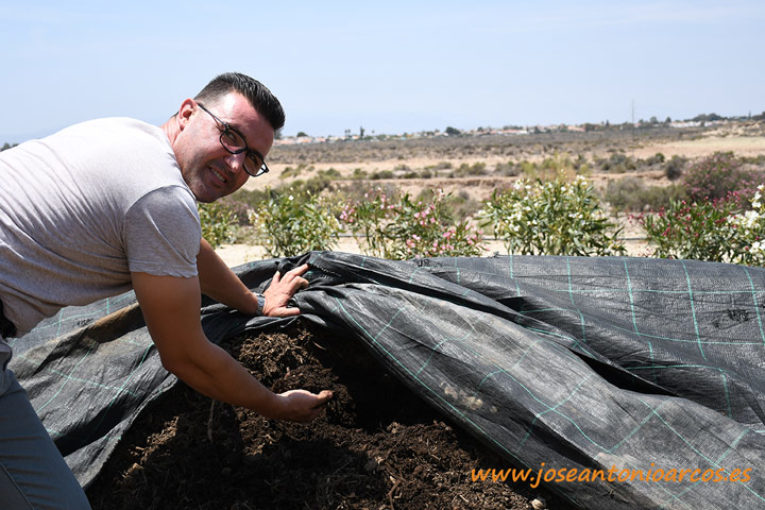 Campojoyma autocomposta sus restos vegetales
