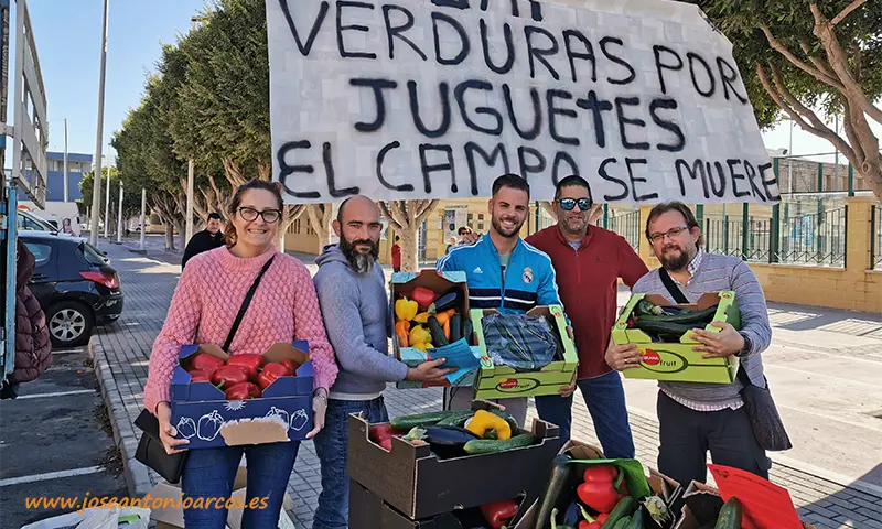 Almería, El Ejido y Motril comparten juguetes y verduras