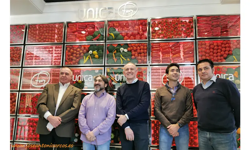 Unica y Tony García inspiran un mural de hortalizas