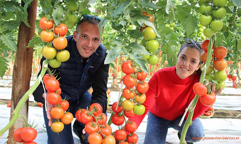 Alejandro García y Magda Pardo, jóvenes agricultores de Almería. /joseantonioarcos.es