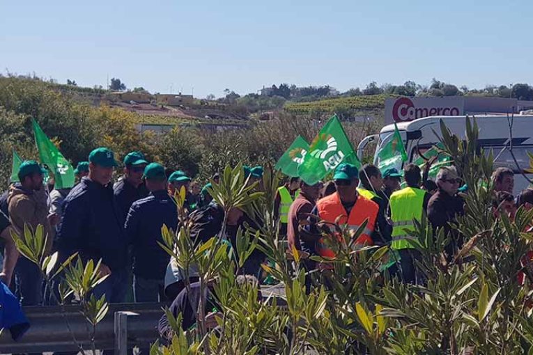 Los freseros cortan la autovía que conecta con Portugal