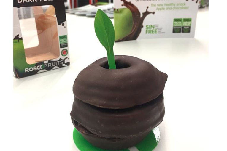 La primera manzana con forma de rosco de chocolate
