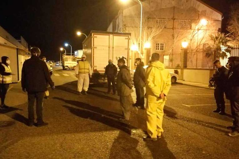 Los agricultores de Adra completan esta noche la desinfección del municipio