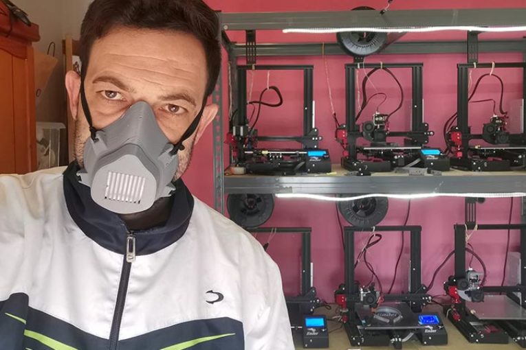 Un emprendedor de Vícar fabrica mascarillas para sanitarios