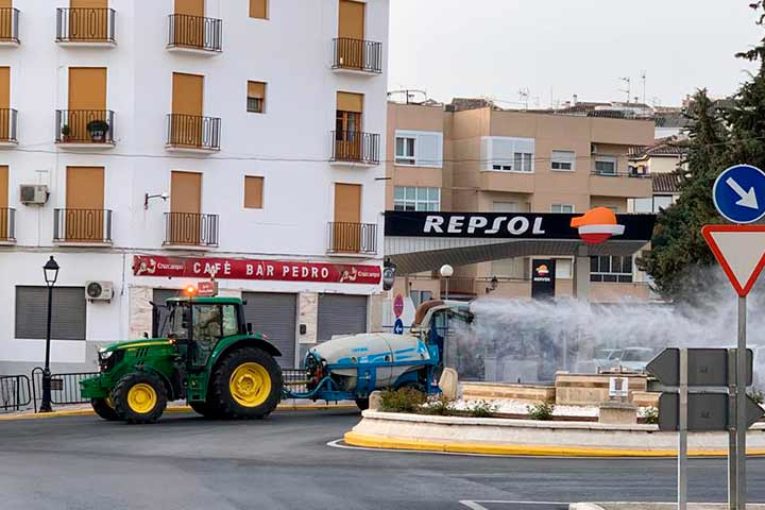 Asaja saca sus tractores para desinfectar con hipoclorito y agua