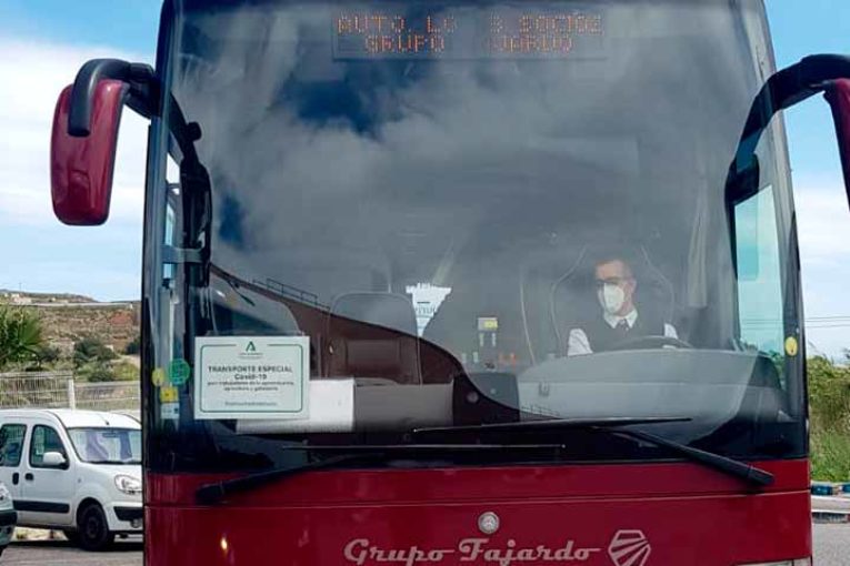 Echa a andar el transporte en bus de trabajadores agrícolas