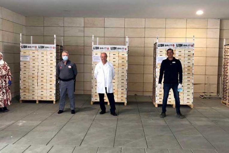 Un agricultor de Níjar dona 5.000 kilos de tomate a Torrecárdenas