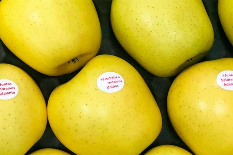 Manzanas con etiquetas de ánimo frente al coronavirus