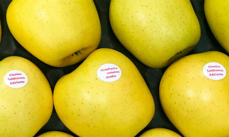 Manzanas con etiquetas de ánimo frente al coronavirus