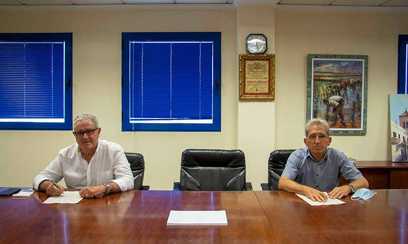 Los presidentes de CANSO, Cirilo Arnandis (izq.) y ALZICOOP, Francisco Clarí, firman el acuerdo. /joseantonioarcos.es