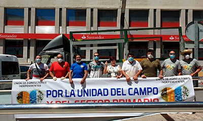 La Unión de Agricultores Independientes regala a los consumidores sandías en Motril para denunciar los bajos precios en el campo. /joseantonioarcos.es