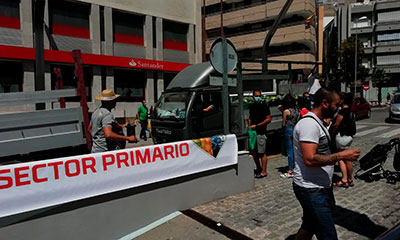 La Unión de Agricultores Independientes regala a los consumidores sandías en Motril para denunciar los bajos precios en el campo. /joseantonioarcos.es