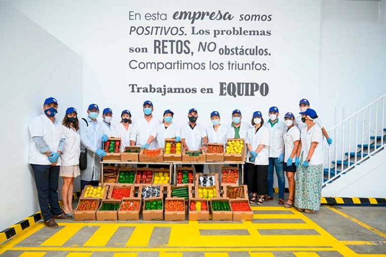 Campojoyma enseña a Carmen Crespo su modelo de agricultura ecológica
