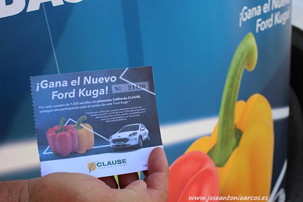 La papeleta con el número premiado con el Ford Kuga de HM Clause. /joseantonioarcos.es