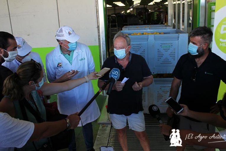 El agricultor Salvador Villegas pesa el kilo 500 millones en Unica