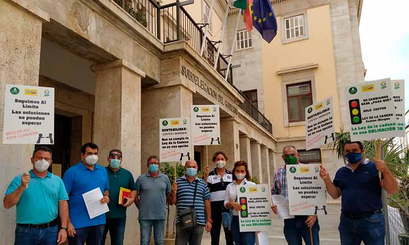 Las organizaciones agrarias Coag, Asaja y Upa en la Subdelegación del Gobierno en Almería tras registrar el escrito remitido al Ministerio de Agricultura. /joseantonioarcos.es