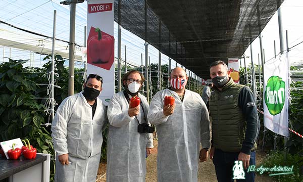 Agricultores del Atlético de Madrid en las jornadas de pimiento de Vilmorin. /joseantonioarcos.es