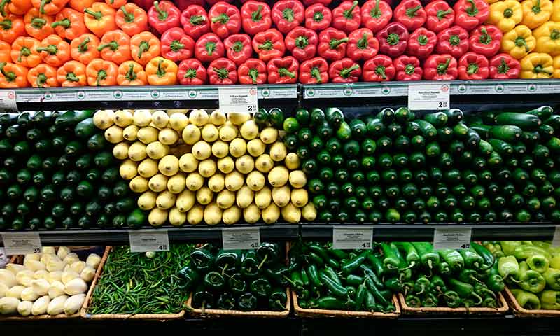 Estanterías de un supermercado con hortalizas. /joseantonioarcos.es