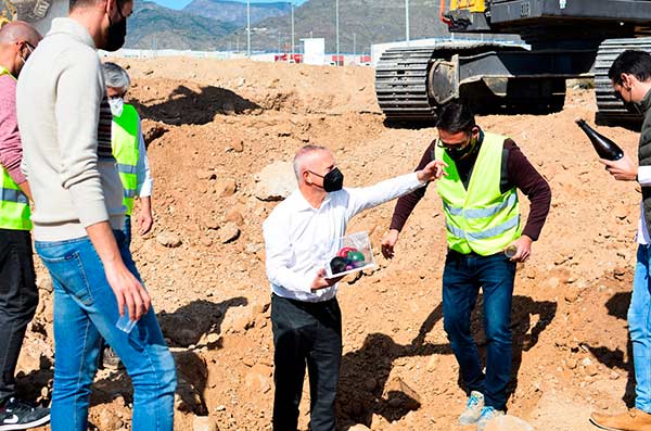 Primera piedra de las futuras instalaciones de Naturinda en Almería. /joseantonioarcos.es