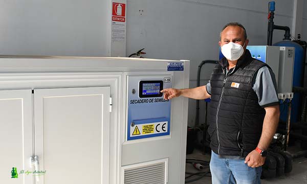 Javier García en una máquina secadero de semillas. /joseantonioarcos.es