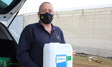 José Luis González de Biosur con el surfactante de suelo H2Gro. /joseantonioarcos.es