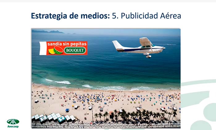 Publicidad aérea de sandía Bouquet para llegar al público de playas. /joseantonioarcos.es