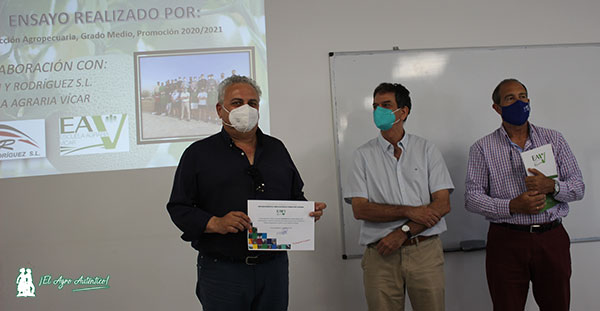 Braulio Moreno, presidente de Eco Higiene, junto a Alberto Urea y Paco Valverde. / joseantonioarcos.es