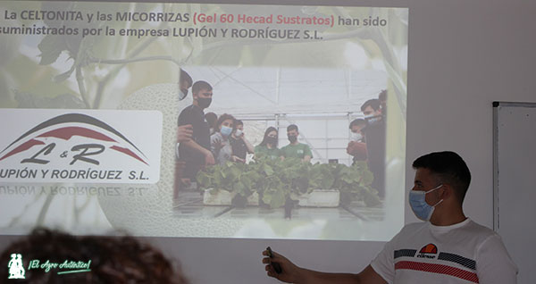 Lupión y Rodríguez con la Escuela Agraria de Vícar. /joseantonioarcos.es