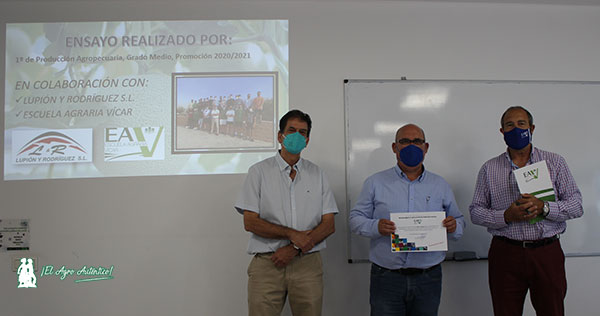 Salvador Lupión con Paco Valverde, director de la EFA de Vícar, y Alberto Urea, profesor que ha coordinado estos ensayos. /joseantonioarcos.es