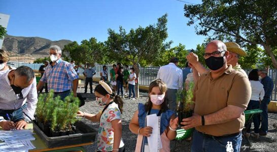 Salvador Lupión tras firmar el 'Compromiso Ambiental' recibe sus árboles de 'acogida'. /joseantonioarcos.es