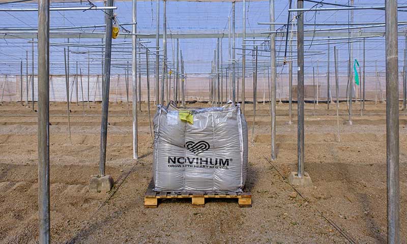 NOVIHUM es un producto técnico, completamente limpio y homogéneo, obtenido de la transformación del carbón de lignito y es una fuente completamente nueva de material orgánico de alto contenido húmico, sin sales y con un efecto sostenido en el tiempo-Agro Auténtico
