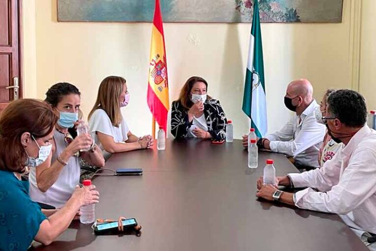 La consejera tiene un primer contacto con el nuevo presidente de CASI
