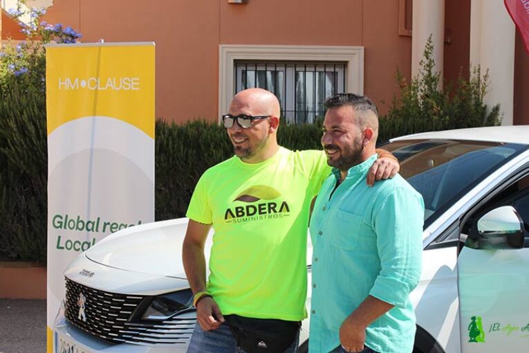 Un agricultor de Adra recoge el Peugeot de los pimientos de HM.Clause