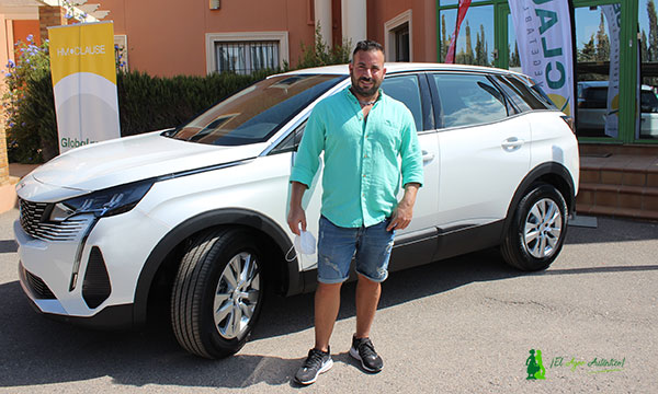 José Manuel López Román con su nuevo coche. /agroautentico.com