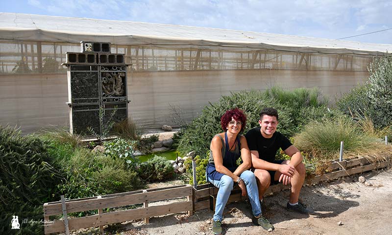 Esther Molina con su hijo Guille. Control biológico por conservación. /agroautentico.com