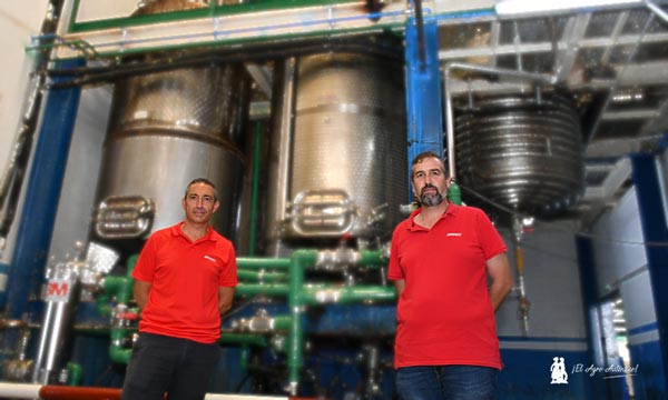 Antonio Domínguez, director de producción, con Domingo Corral. A sus espaldas dos grandes tanques de formulación. Brandt Europe. /agroautentico.com