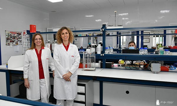 Mª Reyes Pérez y Paqui Gómez. Laboratorio Brandt Europe. /agroautentico.com