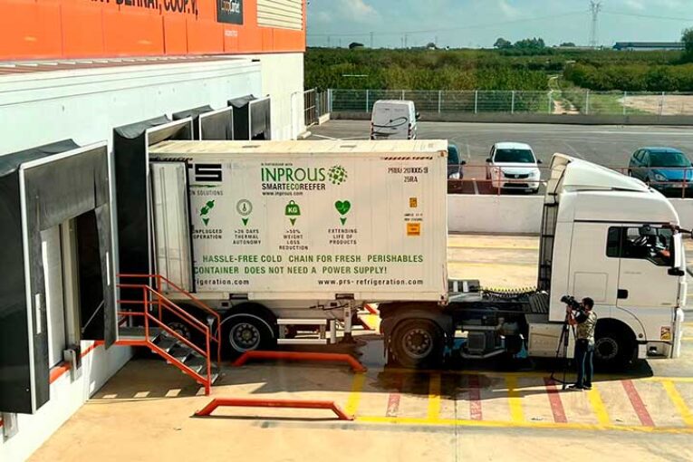 Kakis de Anecoop viajan en nuevos contenedores que rebajan la huella de carbono