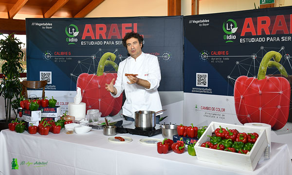 El chef Pepe Rodríguez con pimiento Arael de Seminis. /agroautentico.com