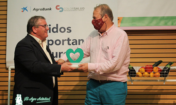 El presidente de Coexphal entrega a Luis Docavo, de Primaflor, el premio Innovación. / agroautentico.com