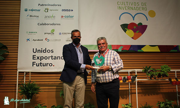 Luis Miguel Fernández, gerente de Coexphal, entrega al agricultor José Romera, de Vicasol, el premio Trayectoria. / agroautentico.com